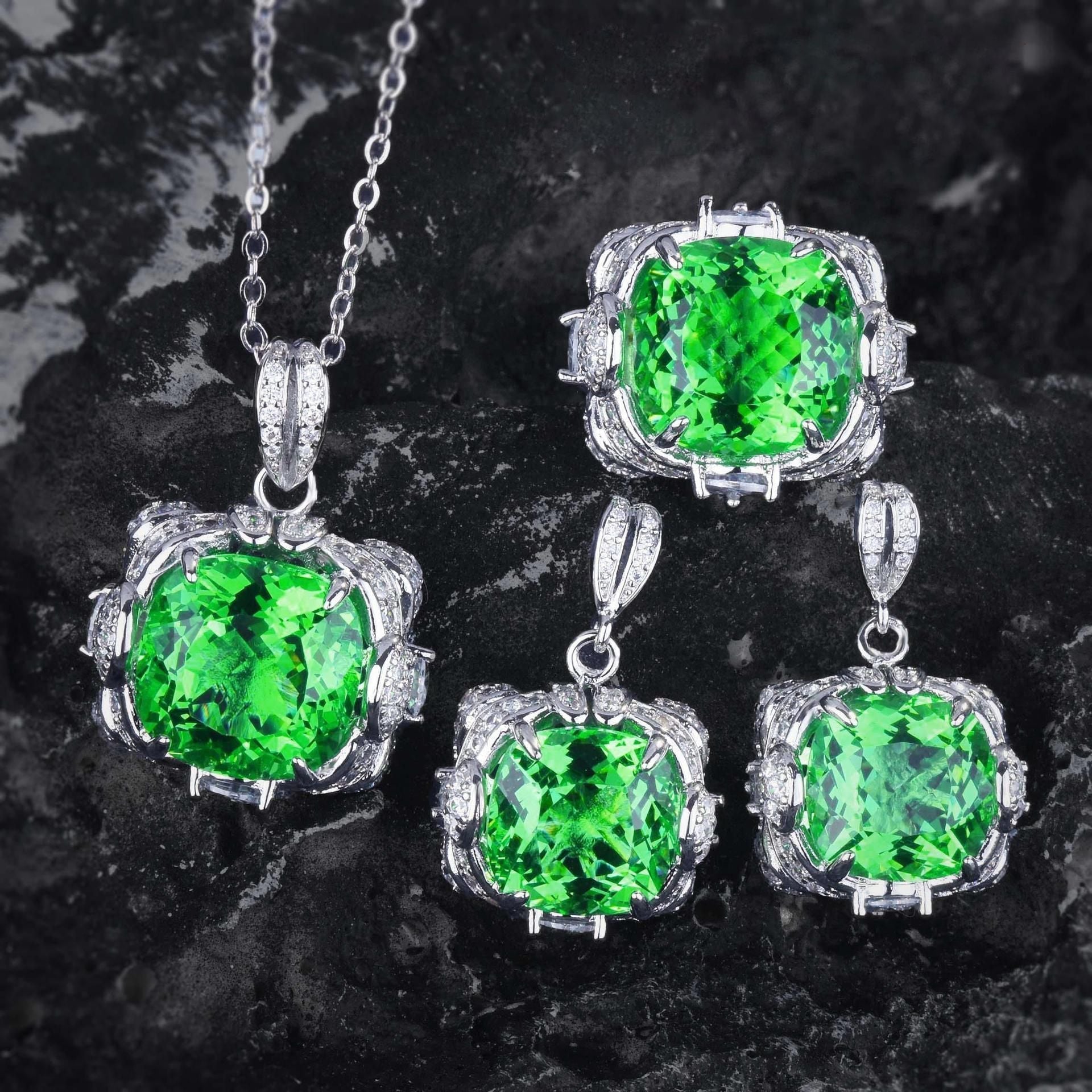 Velora Thandrelle Green Set | White Gold 14k