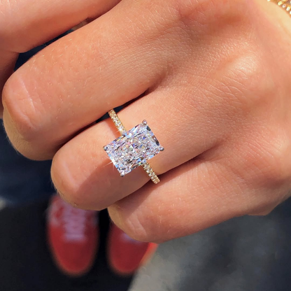 RADIANT ÉLITAIRE MOISSANITE RING