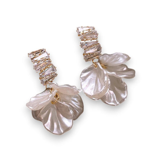 Exquisite Gold Petal Earrings in White | Gold 14k