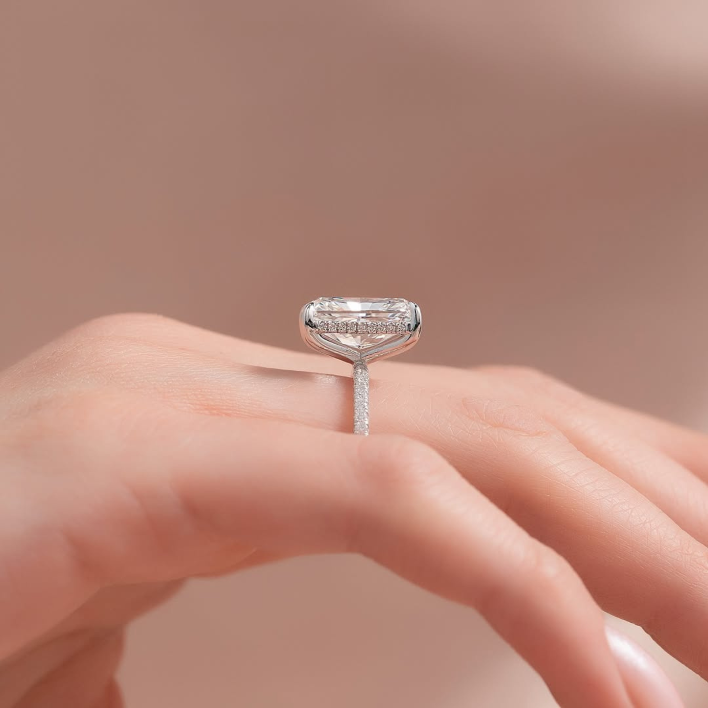 RADIANT ÉLITAIRE MOISSANITE RING